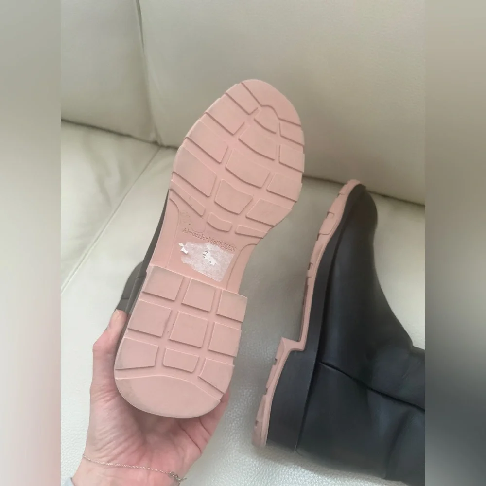 Alexander McQueen step out